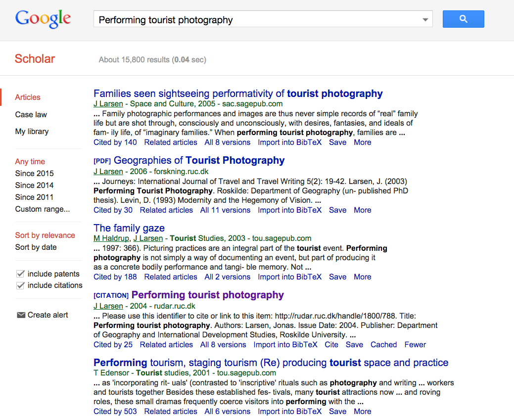 Αν ψάξουμε στο Google Scholar για τη διδακτορική διατριβή με τίτλο "Performing tourist photography" θα πάρουμε ως αποτέλεσμα μια λίστα από άρθρα, καθώς και επιπλέον πληροφορίες όπως οι συγγραφείς, ο αριθμός των ετεροαναφορών, και το περιοδικό, τα οποία θα μας φανούν πολύ χρήσιμα για να εκτιμήσουμε την ποιότητα της βιβλιογραφικής πηγής, αλλά και για να αναζητήσουμε περισσότερες παρόμοιες πηγές.